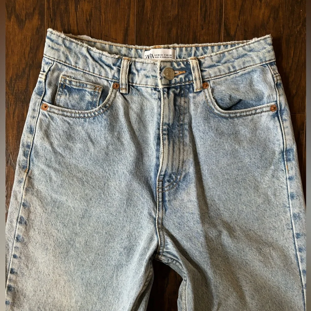 Zara Light Wash Relaxed Tapered Leg - Picture 4 of 10